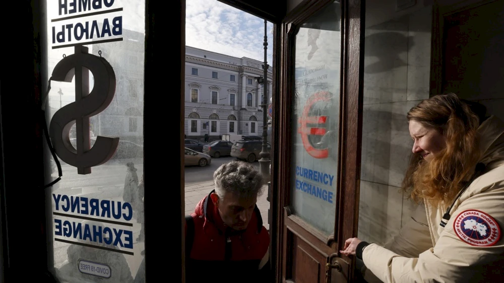 Mjenjačnica u Sankt Peterburgu, Rusija. Foto: EPA/ANATOLY MALTSEV