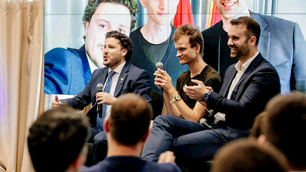 Milojko Spajić (D) i Vitalik Buterin (C) na konferenciji o kriptovalutama na Luštici. Foto: Vlada Crne Gore