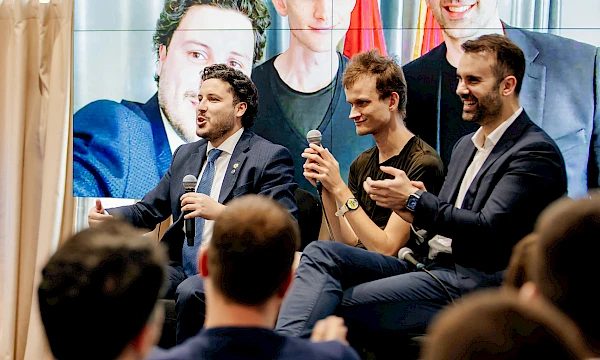 Milojko Spajić (D) i Vitalik Buterin (C) na konferenciji o kriptovalutama na Lu&scaron;tici. Foto: Vlada Crne Gore