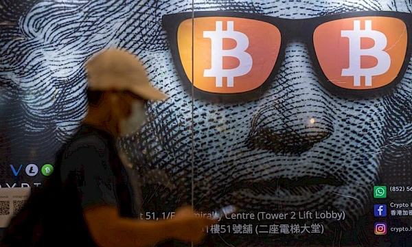 Reklama za Bitkoin u Hong Kongu. Foto: EPA/JEROME FAVRE