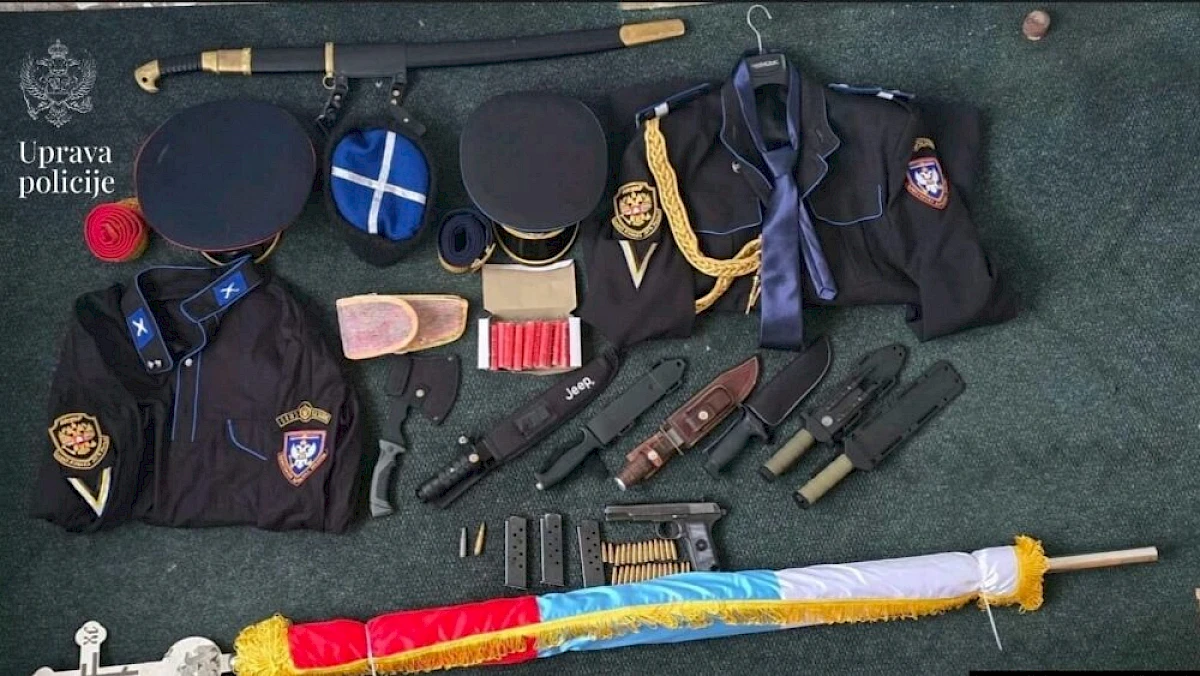 Dio oružja i uniformi zaplijenjenih u akciji &bdquo;Lugansk&ldquo;. Foto: Uprava policije