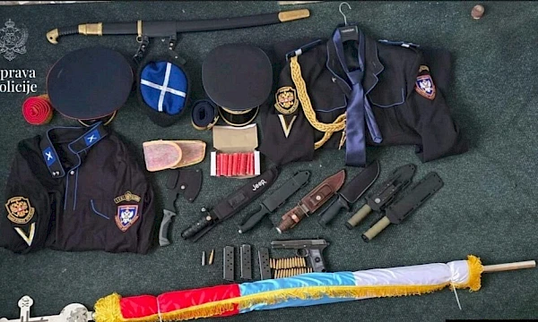 Dio oružja i uniformi zaplijenjenih u akciji &bdquo;Lugansk&ldquo;. Foto: Uprava policije