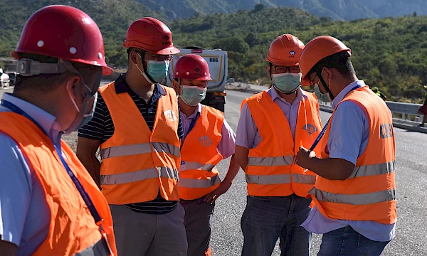 Radnici kompanije China Road and Bridge Corporation na gradili&scaron;tu u Crnoj Gori. Foto: Vlada Crne Gore