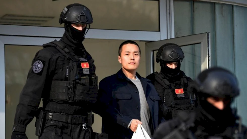 Crnogorska policija sprovodi Do Kvona. Foto: EPA-EFE/Boris Pejović