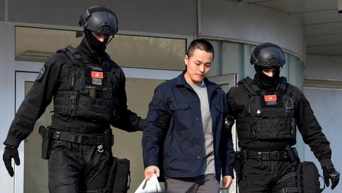 Policija sprovodi osnivača kompanije Terraform Labs, Do Kvona. Foto: EPAS-EFE/BORIS PEJOVIĆ