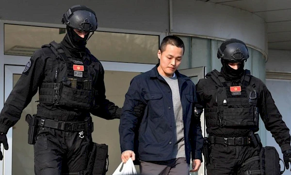 Policija sprovodi osnivača kompanije Terraform Labs, Do Kvona. Foto: EPAS-EFE/BORIS PEJOVIĆ