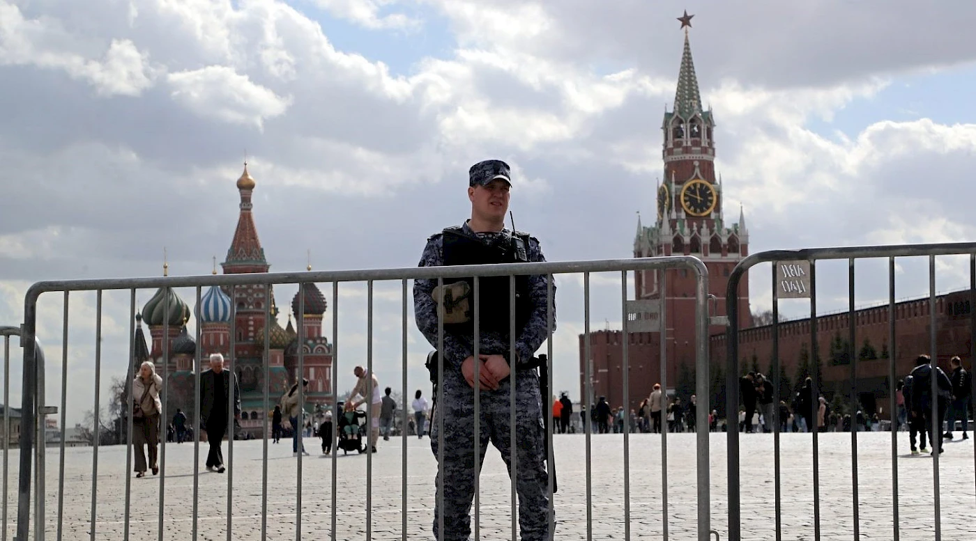 Ruski policajac čuva prilaz Crvenom trgu u Moskvi. Foto: EPA-EFE/Maxim Shipenkov