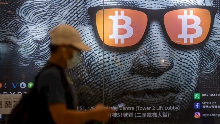 Reklama za Bitkoin u Hong Kongu. Foto: EPA/JEROME FAVRE