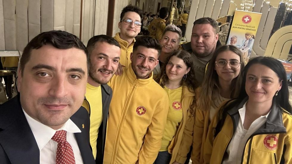 Potpredsjednik desničarskog Saveza za ujedinjenje Rumuna George Simion sa stranačkim aktivistima. Foto: Facebook stranica George Simiona