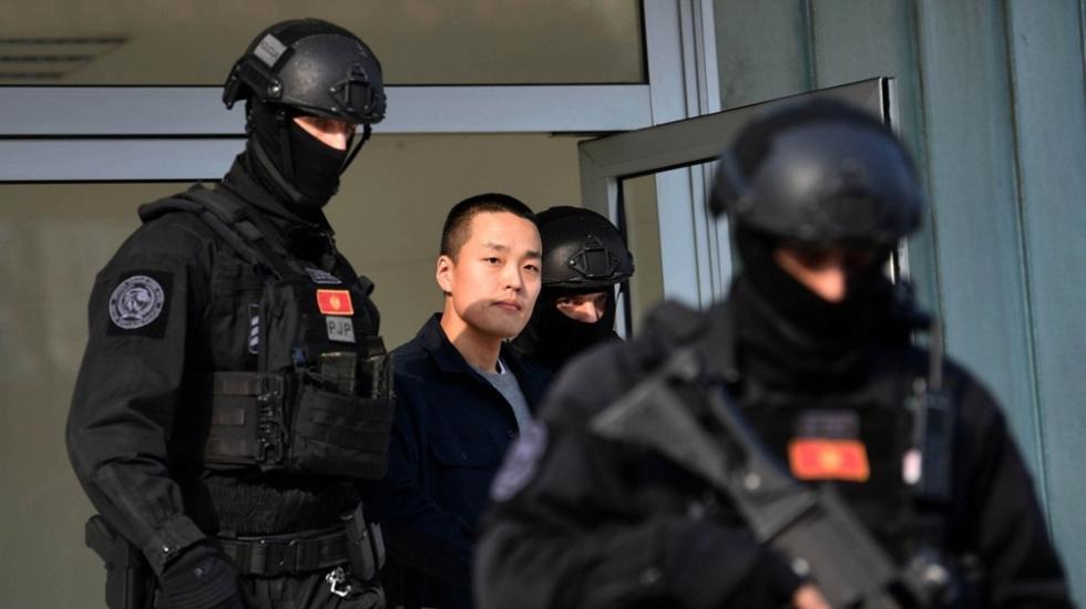 Crnogorska policija sprovodi osnivača kompanije Terraform Labs, Do Kvona. Foto: EPA-EFE/Boris Pejović