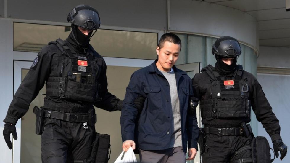 Policija sprovodi osnivača kompanije Terraform Labs, Do Kvona. Foto: EPAS-EFE/BORIS PEJOVIĆ