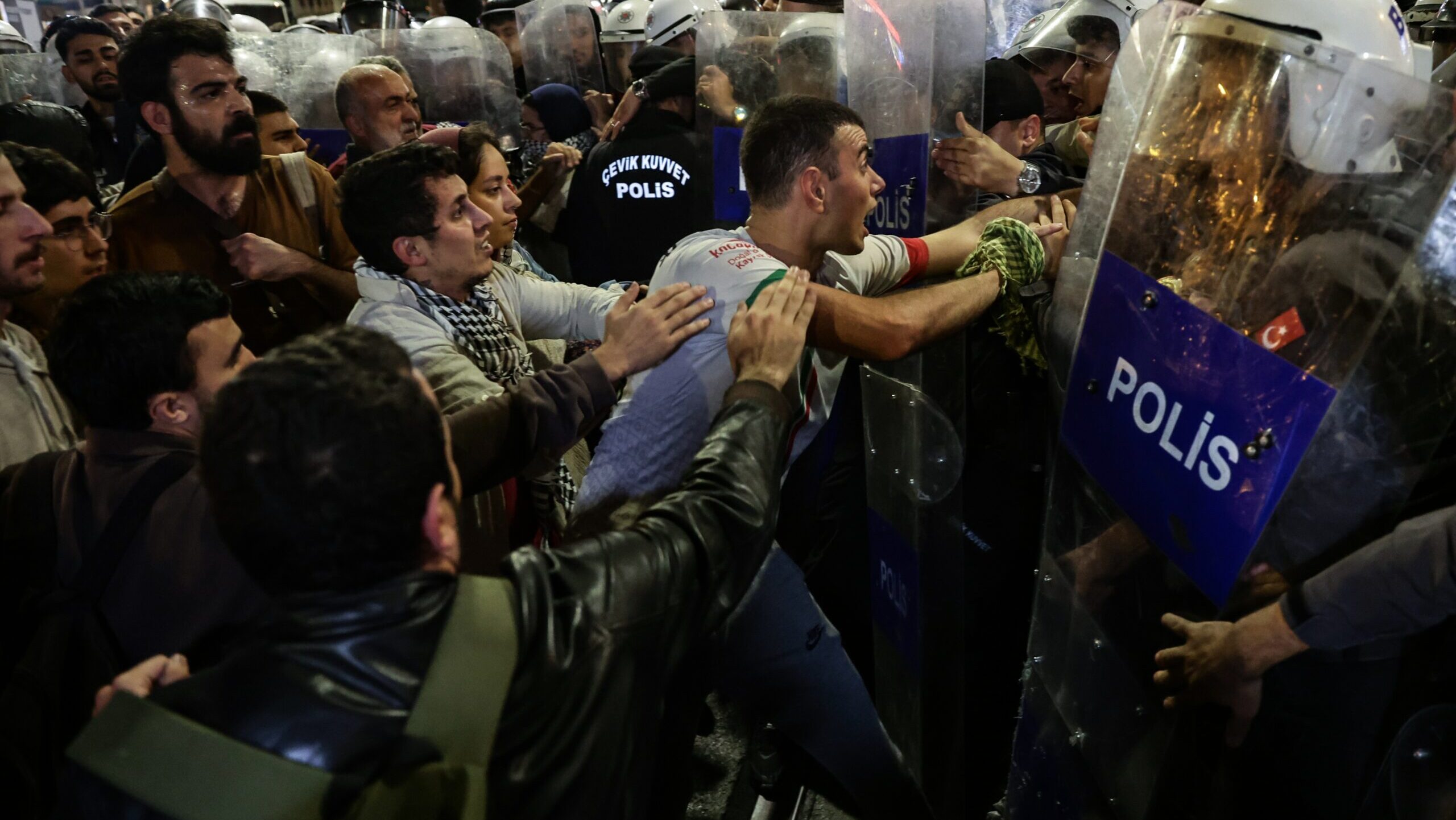 Pro-palestinski protesti u Istanbulu zbog izraelske ofanzive na Gazu. Foto: EPA/ERDEM SAHIN