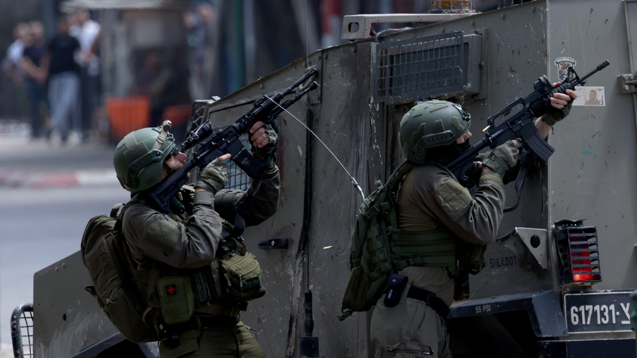 Pripadnici izraelskih odbrambenih snaga tokom akcije u Nablusu, Zapadna obala. Foto: EPA/ALAA BADARNEH