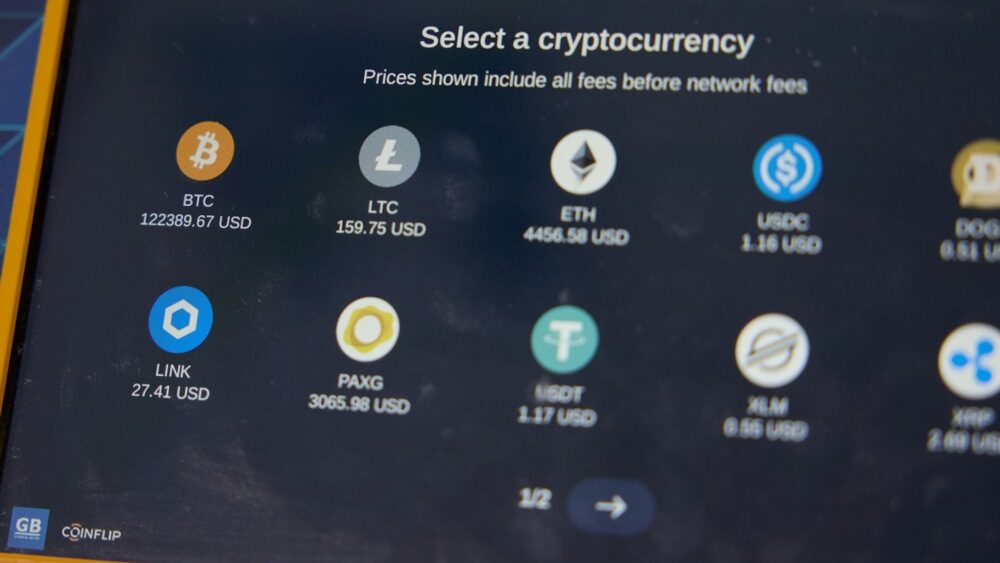 Kriptomat u Tivtu instaliran u advokatskoj kancelariji (ilustracija). Foto: EPA/ALLISON DINNER