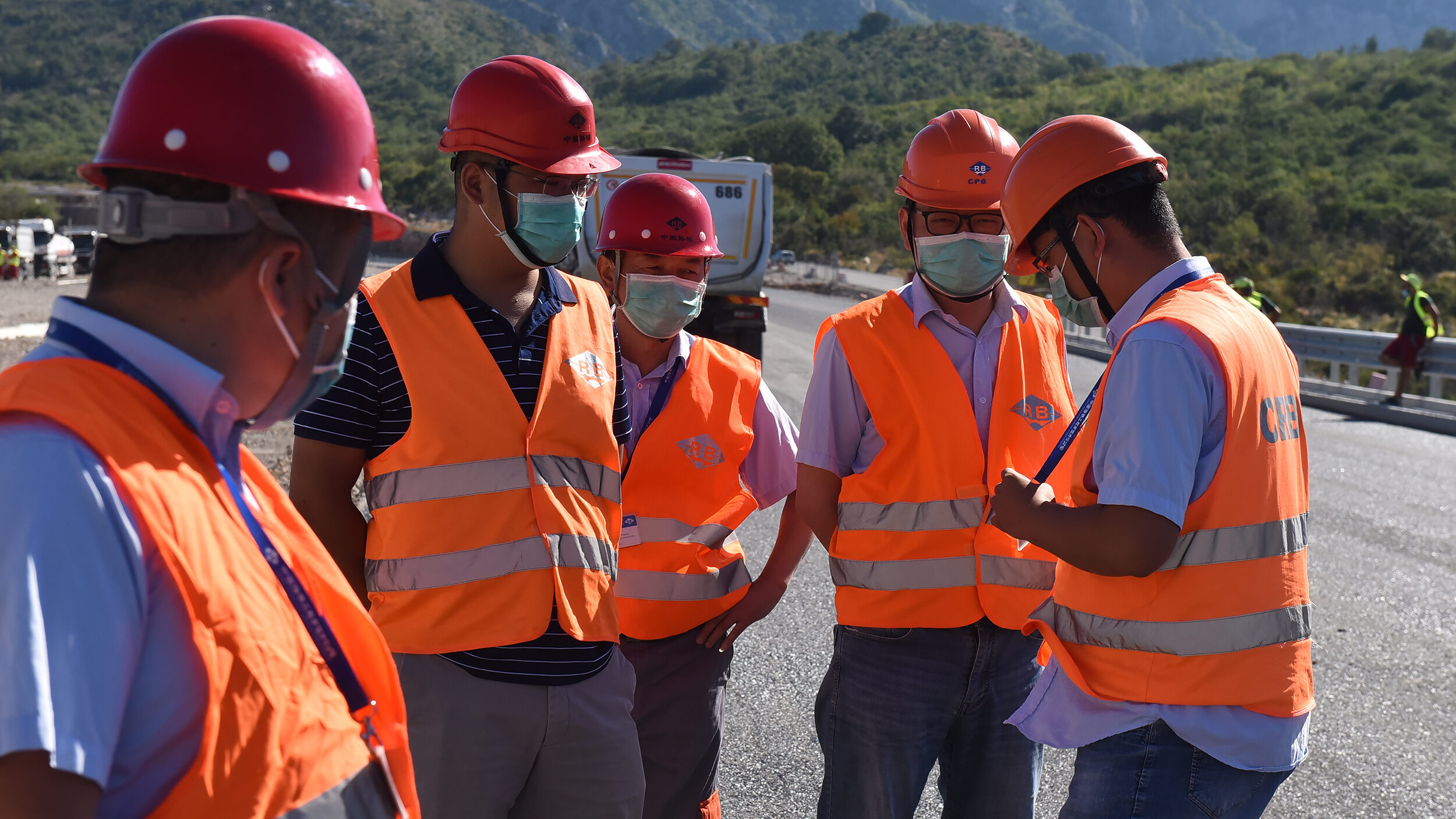 Radnici kompanije China Road and Bridge Corporation na gradilištu u Crnoj Gori. Foto: Vlada Crne Gore
