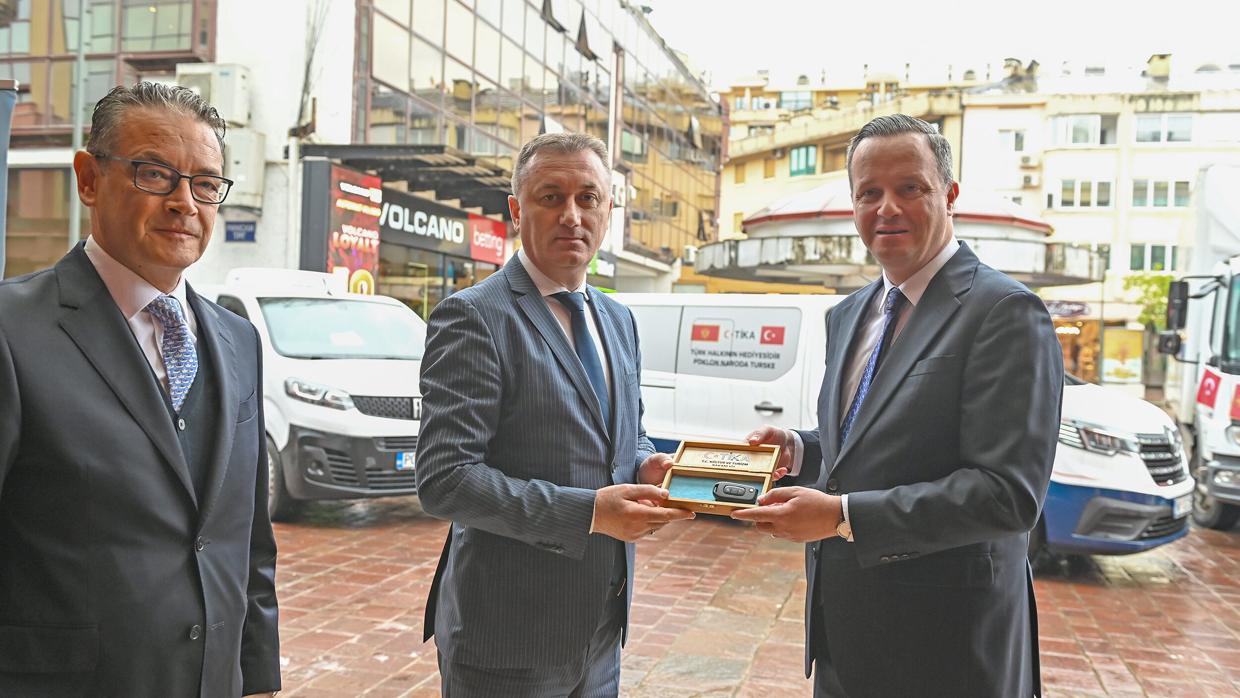 Ministar socijalnog staranja, brige o porodici i demografije Damir Gutić i predsjednik Agencije TIKA Serkan Kayalar. Foto: Vlada Crne Gore